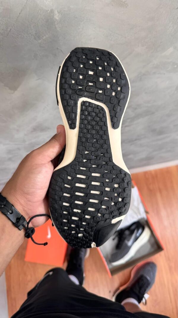 NIKE ZOOM X INVINCIBLE RUN 3 PRETO - Imagem 2