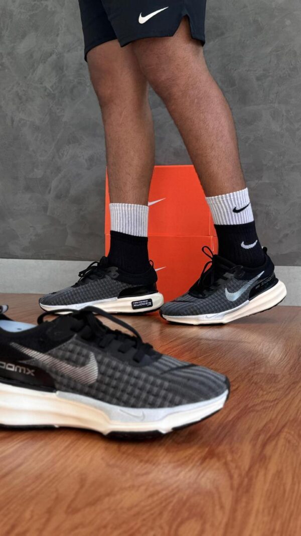 NIKE ZOOM X INVINCIBLE RUN 3 PRETO - Imagem 3
